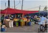 UP Sunday Lockdown: साहिबाबाद सब्जी मंडी में बिना मास्क के घूमते दिखे लोग, प्रशासन भी ढीला
