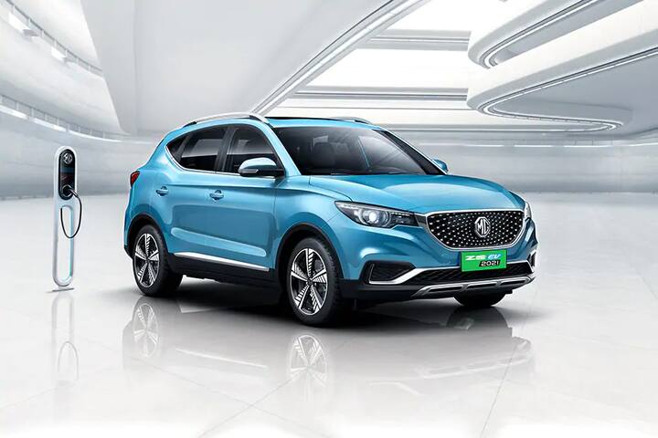 MG ZS EV  ही कंपनी जगभरात प्रीमियम इलेक्ट्रिक वाहनांसाठी परिचित आहे. या कारची किंमत सुमारे 21 लाख रुपये आहे. एकदा फूल चार्ज केल्यानंतर ही कार 340 किमी पर्यंत प्रवास करू शकते. ही कार वेगवान चार्जिंगच्या फीचरसह सुसज्ज आहे.