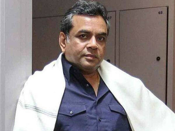 एक्टर परेश रावल भी इस लिस्ट में शामिल है. बता दें कि उन्होंने कोरोना की पहली डोज लेने के बाद सोशल मीडिया पर इसकी जानकारी दी थी, लेकिन कुछ वक्त बाद खब सामने आई की वो भी कोरोना की चपेट में आ गए है.