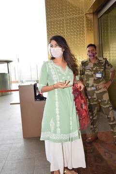 Rhea Chakraborty Pics: গ্রীষ্মে সবুজ রঙা আউটফিটে পাপারাৎজির সামনে পোজ রিয়ার