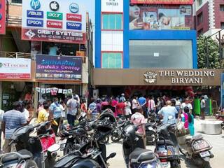 the wedding biriyani shop near velachery got sealed on first day லைன் கட்டி கொரோனாவை வரவேற்ற மக்கள்.. முதல் நாளிலேயே சீல் வைக்கப்பட்ட பிரியாணி கடை..