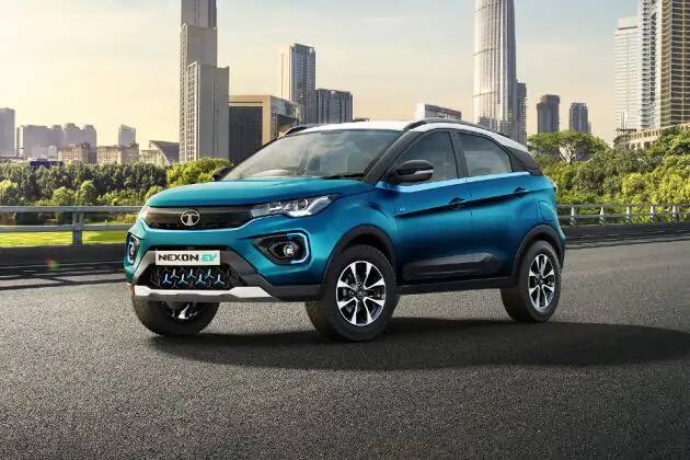 Tata Nexon EV   टाटाची नेक्सॉन कार इलेक्ट्रिक व्हर्जनमध्येही बर्‍यापैकी लोकप्रिय होत आहे. या कारची किंमत सुमारे 15 लाख रुपये आहे. एकदा ही कार चार्ज केली की 300 किलोमीटर पर्यंत प्रवास करू शकते. कारची बॅटरी क्षमता 30.2kWh आहे. या कारमध्ये एसी तंत्रज्ञान आहे, त्यामुळे लांब प्रवासानंतरही कारच्या इंजिनचे तापमान कायम राहतं.