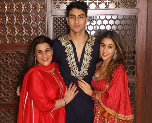 वहीं जब ये बातें अमृता के सामने आई तो उन्होंने इन सभी को अफवाह बताया. उन्होंने कहा कि, सारा जैसे चाहे वैसे कपड़े पहन सकती है. उन्हें किसी तरह की कोई परेशानी नहीं है. साथ ही उन्होंने ये भी बताया कि उन्होंने अपने दोनों बच्चों को करीना और सैफ की शादी के लिए खुद तैयार किया था.