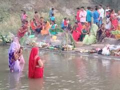 चैती छठ पर लोगों ने दिया अस्ताचलगामी सूर्य को अर्घ्य, कोरोना के चलते कम दिखी घाटों पर भीड़
