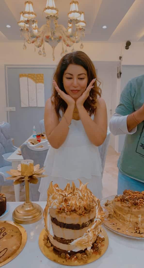 'রামায়ণ' ধারাবাহিকে অভিনয় করার সময় আলাপ হয় গুরমিত চৌধুরী ও দেবিনার। আলাপ গড়ায় প্রেমে। আপাতত স্বামী-স্ত্রী তারা। কলকাতা ছেড়ে মুম্বইতেই ঘর বেঁধেছেন দেবিনা।