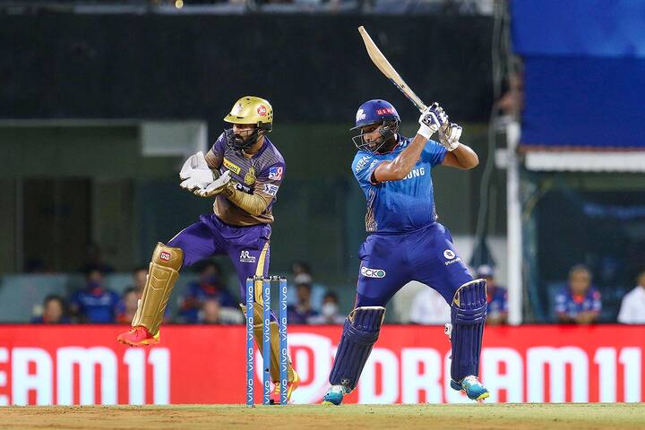 Rohit Sharma has become the Indian player to hit most sixes in IPL. He surpassed Chennai Super Kings captain MS Dhoni in this elite list. In the MI vs SRH match, Rohit also completed his 4 thousand runs as a captain in T20 cricket. (Photo Courtesy: PTI)