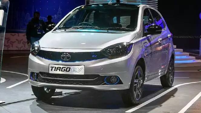 Tata Tiago EV -  टाटा टियागो कारचे इलेक्ट्रिक मॉडेलची सध्या बाजारात खूपच मागणी आहे. या कारची किंमत सुमारे 10 लाख रुपये आहे. फीचर्सविषयी सांगायचं तर यात थ्री फेज एसी इंडक्शन मोटर बसवण्यात आलं आहे. एकदा ही कार फुल चार्ज केली की आपण 140 किलोमीटर पर्यंत प्रवास करू शकतो. याची बॅटरी क्षमता 21.5kWh आहे.