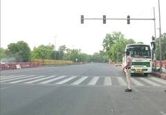 In Pics: दिल्ली में वीकेंड कर्फ्यू पर सूनी नजर आई सड़कें, चप्पे-चप्पे पर दिखी पुलिस