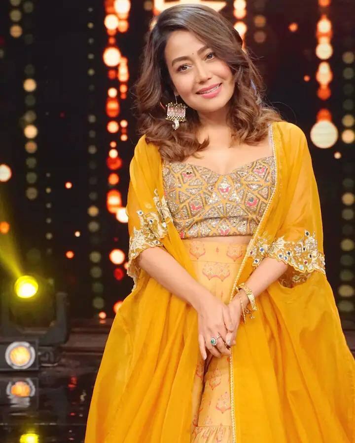 नेहा कक्कड़ इन दिनों  'इंडियन आइडल 12' में जज के रूप में हिस्सा ले रही हैं. इन तस्वीर में देखा जा सकता है कि उन्होंने एक नारंगी लहंगा पहना हुआ है