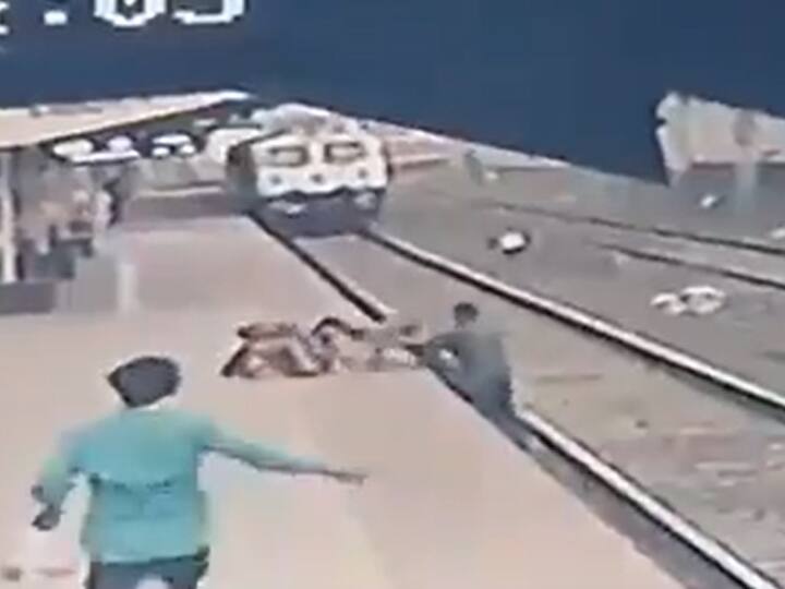 Mumbai Pointsman Mayur Shelkhe Saves Child Who Fell On The Tracks Seconds Before The Train Saved In The Nick Of Time! Brave Mumbai Pointsman Rescues Child Who Fell on The Tracks Seconds Before A Train Passes By