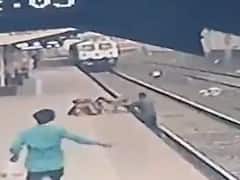 Saved In The Nick Of Time! Brave Mumbai Pointsman Rescues Child Who Fell on The Tracks Seconds Before A Train Passes By