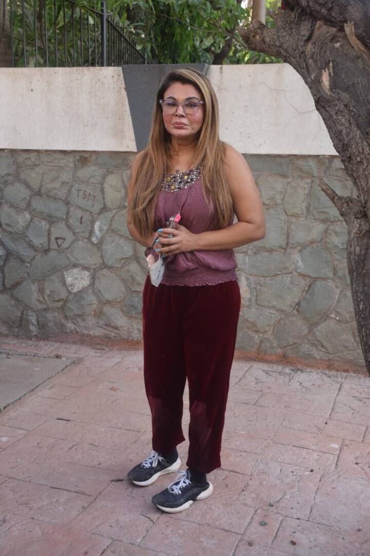 राखी सावंत ने इस वीडियो में बताया है कि सलमान खान ने इस ऑपरेशन का पूरा खर्चा उठाया है. इससे पहले भी सलमान राखी सावंत की मां के इलाज में काफी मदद कर चुके हैं.