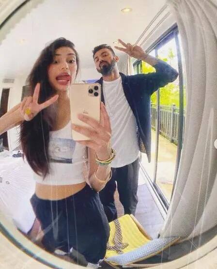 ਬੰਬੇ ਟਾਇਮਜ਼ ਨੂੰ ਦਿੱਤੇ ਇੰਟਰਵਿਊ 'ਚ ਸੁਨੀਲ ਸ਼ੈਟੀ ਨੇ ਕਿਹਾ, ਕੇਐਲ ਰਾਹੁਲ ਕਮਾਲ ਹੈ। ਮੈਂ ਹਮੇਸ਼ਾ ਮੰਨਦਾ ਹਾਂ ਕਿ ਉਹ ਸਾਡੇ ਦੇਸ਼ ਦੇ ਸਭ ਤੋਂ ਕਾਬਿਲ ਕ੍ਰਿਕਟਰਸ 'ਚੋਂ ਇਕ ਹਨ। ਲੋਕ ਇਸ ਨੂੰ ਦੂਜੇ ਮਾਇਨਿਆਂ 'ਚ ਲੈ ਸਕਦੇ ਹਨ ਪਰ ਮੈਂ ਕਈ ਸਾਲਾਂ ਤੋਂ ਕਹਿ ਰਿਹਾ ਹਾਂ ਕਿ ਉਹ ਤਕਨੀਕੀ ਰੂਪ ਤੋਂ ਇਕਦਮ ਪਰਫੈਕਟ ਹੈ।