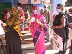 UP Panchayat Election: लखनऊ समेत 20 जिलों में वोटिंग जारी, पीपीपी किट पहनकर वोट डालेंगे कोरोना संक्रमित मतदाता