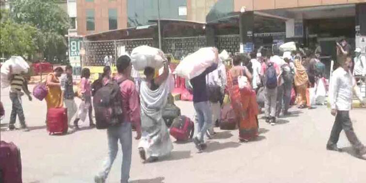 Migrant workers gather at Anand Vihar Terminal to return to their native places for coronavirus Delhi Coronavirus Update: লাগামছাড়া সংক্রমণ, স্মৃতি উস্কে ঘরমুখী পরিযায়ী শ্রমিকরা