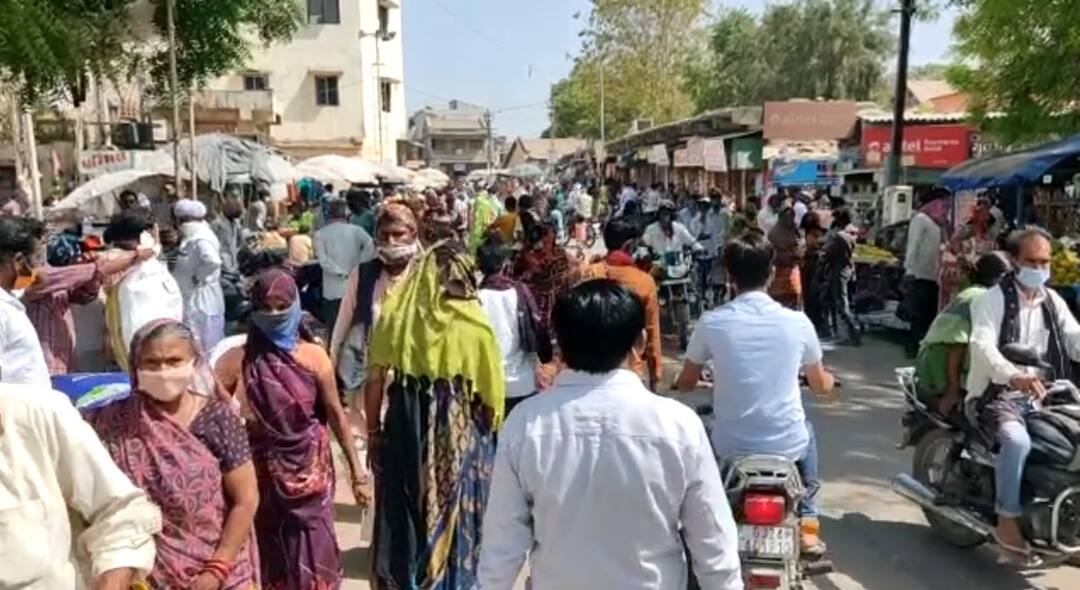 Lockdown in this district of Gujarat from tomorrow, before the huge crowds in the markets, the flag of social distance ગુજરાતના આ જિલ્લામાં આવતી કાલથી લોકડાઉન, એ પહેલાં બજારોમાં જબરદસ્ત ભીડ ઉમટતાં સોશિયલ ડિસ્ટન્સિંગના ધજાગરા...