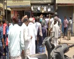 આ રાજ્યમા લોકડાઉનની જાહેરાત થતાં જ દારૂની દુકાનો બહાર લોકો તૂટી પડ્યા, મહિલાઓ પણ લાગી લાઈનમાં, Pics