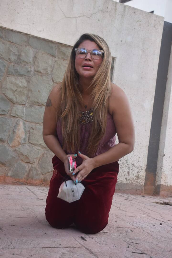 इस बार राखी सावंत नजर आई हैं फुटपाथ पर वो भी रोते हुए. अब आप सोचेंगे कि भला माजरा क्या है? आखिर ऐसा क्या हुआ कि राखी सावंत को फुटपाथ पर रोने की नौबत आ गई.