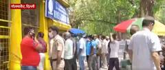 Lockdown के ऐलान के बाद Delhi में शराब दुकानों के बाहर दिखी लंबी कतारें