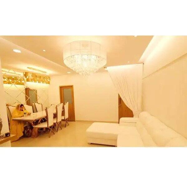 इसके साथ ही घर में तमाम बड़े बड़े झूमर लगे हैं जिनपर हर किसी की नजरें थम जाती हैं.