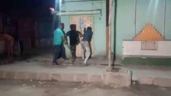 এক ঝলকে: পানিহাটিতে বিজেপির ক্যাম্প অফিসে বোমা, মিনাখাঁয় আক্রান্ত বিদায়ী তৃণমূল বিধায়কের স্বামী