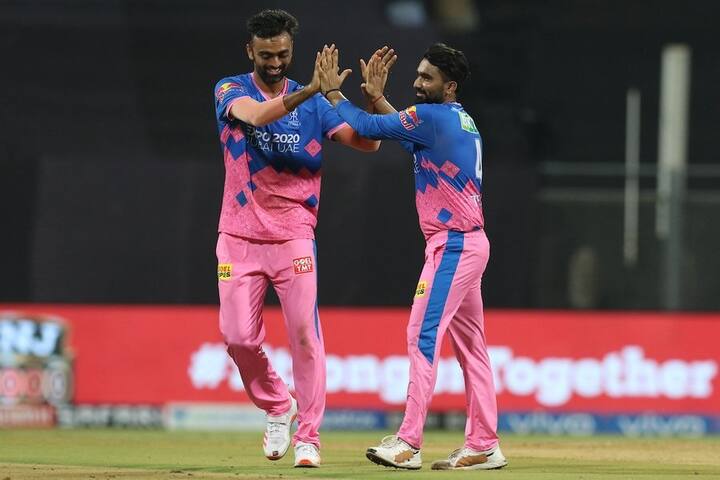 Chennai Super Kings clash with Rajasthan Royals at Wankhede