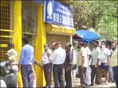 Lockdown In Delhi: शराब की दुकानों के बाहर लगी लोगों की लंबी कतार