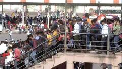 Delhi में Lockdown के ऐलान के बाद Anand Vihar बस अड्डे पर प्रवासी मजदूरों की फिर दिखी भीड़