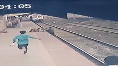 एक्स्प्रेस समोर होती, पण जिवाची पर्वा न करता रुळावर पडलेल्या मुलाला वाचवण्यासाठी पॉईंटमन धावला....