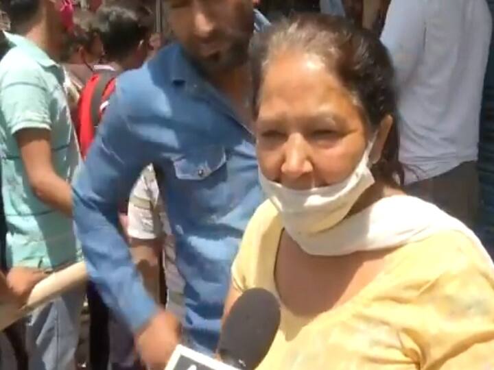 Delhi After the announcement of the lockdown woman standing in the line said liquor will protect it from Corona Vial Video: लॉकडाउन के एलान के बाद शराब लेने पहुंची महिला, बोली - दवा से नहीं, पैग से असर होता है