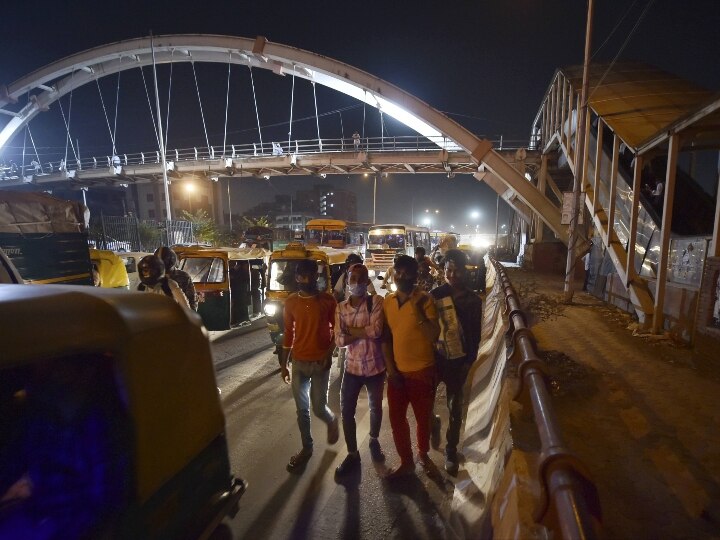 तस्वीरों में: दिल्ली में लॉकडाउन से प्रवासी मज़दूरों में अफरातफरी, बस स्टैंड पर पहुंची हज़ारों की भीड़, रेलवे ने किया अलर्ट