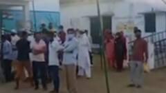 Varanasi : पंचायत चुनाव में चल रही शांतिपूर्ण वोटिंग, सोशल डिस्टेंसिंग के लिए जागरूक नहीं हैं वोटर