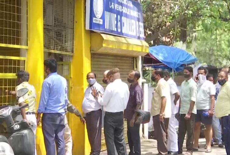 Delhi Lockdown: People gather in large numbers outside a liquor shop after announcement of 6 day lockdown in national capital Delhi Lockdown: દેશના આ રાજ્યમાં લોકડાઉનની જાહેરાત થતાં જ  દારૂ લેવા પડાપડી, લાગી લાંબી લાઈનો