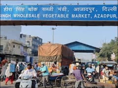 दिल्लीः आजादपुर मंडी में लोगों ने उड़ाई सोशल डिस्टेंसिंग की धज्जियां, ज्यादातर ने नहीं पहने हैं मास्क