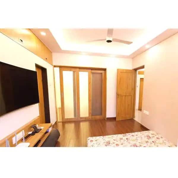 घर में वेंटिलेशन के लिए बड़ी बड़ी खिड़कियां है इसके साथ ही वुडन फ्लोरिंग से घर को और भी ज्यादा शानदार टच दिया गया है.