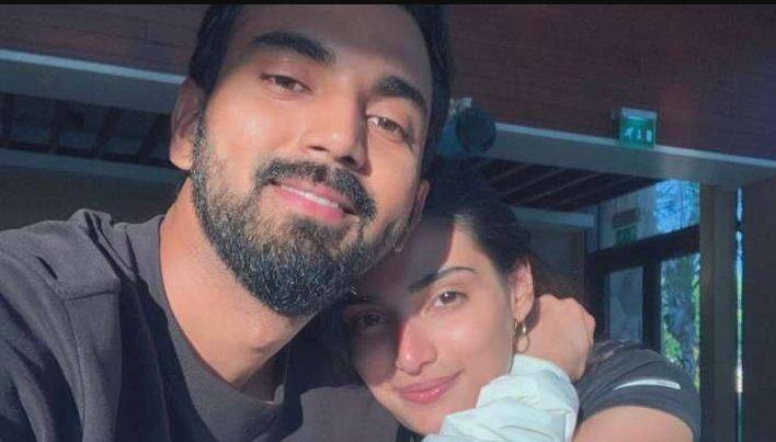 सुनील सेट्टी से जब अथिया और राहुल के रिलेशनशिप के बारे में पूछा गया तो उन्होंने कहा, 'मैं उनके साथ रिलेशनशिप में नहीं हूं. तुम्हें इस बारे में अथिया से पूछना चाहिए. आप आओ और मुझे बताओ क्या ये सच है, फिर हम इस पर बात करेंगे. आप खुद इस बारे में नहीं पता तो आप मुझसे कैसे पूछ सकते हो.'