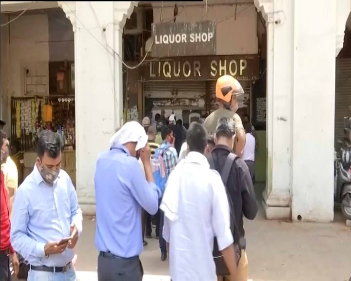 ગત વર્ષે લોકડાઉનના કારણે દિવસો સુધી દારૂની દુકાન બંધ રહી હતી. જેના કારણે આ વખતે દારૂના શોખીનોએ એડવાન્સમાં સ્ટોક માટે લીકર શોપ બહાર ભીડ લગાવી હતી.