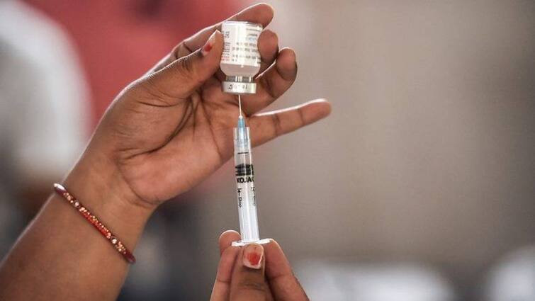 India Corona Vaccination Phase 3 Announced 1st May Pricing Everyone above 18 eligible Covid-19 Vaccine Corona Vaccination Phase 3: 1 मे पासून 18 वर्षांवरील सर्वांचं लसीकरण, केंद्र सरकारचा मोठा निर्णय