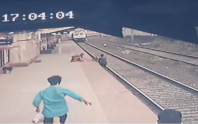 Maharashtra News express train was in front, but the pointman ran to save the boy who fell on the railway track at vangani station एक्स्प्रेस समोर होती, पण जिवाची पर्वा न करता रुळावर पडलेल्या मुलाला वाचवण्यासाठी पॉईंटमन धावला....