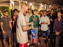 IPL 2021: RR ने दी स्टोक्स को भावुक विदाई, इंग्लैंड रवाना होने से पहले गिफ्ट की पिता के नाम की जर्सी