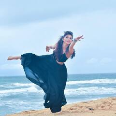 Urvashi Rautela ने ब्लू ड्रेस में किया समुद्र किनारे बैले डांस, देखें खूबसूरत Photos