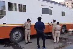 कोरोना संकट में बॉलीवुड सितारों की वैनिटी वेन्स करेगी मुंबई पुलिस की सेवा