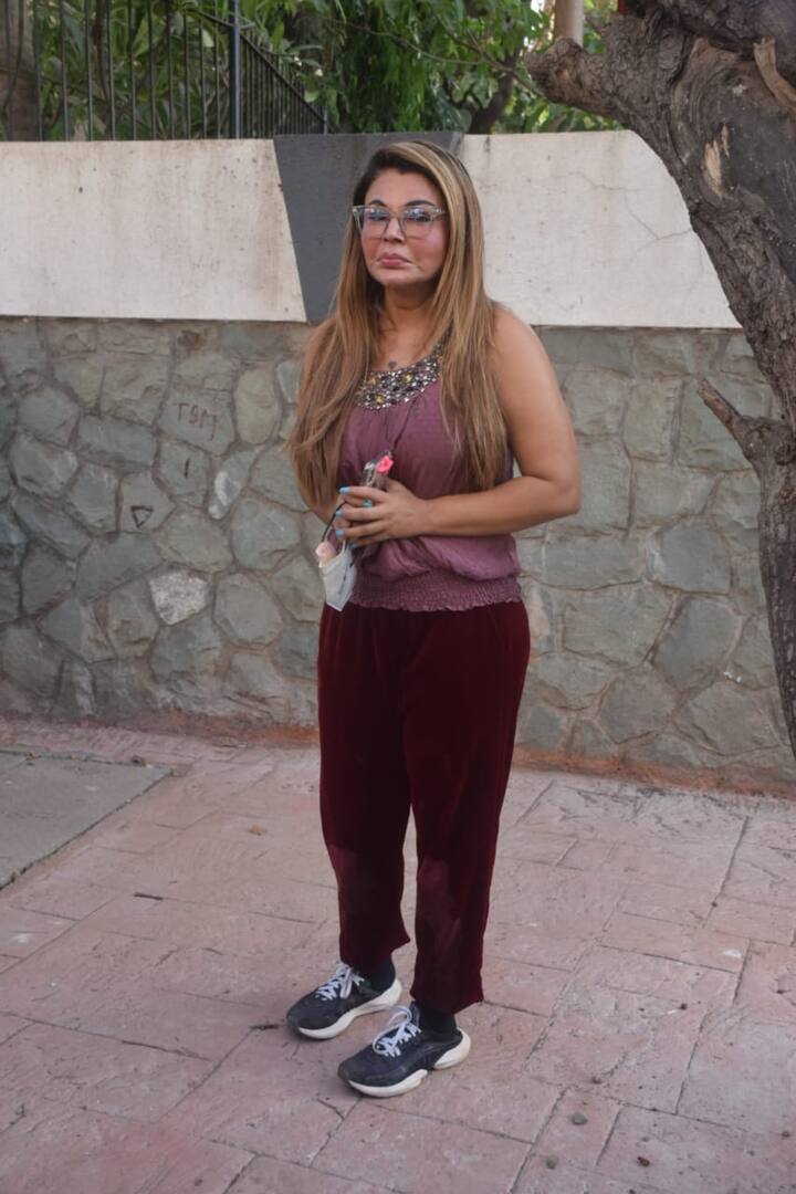 आज ऑपरेशन से पहले राखी सावंत ने सलमान का खूब थैंक्यू किया. वहीं जब पैपराजी ने उन्हें घेरा तो और भी भावुक हो गईं और भगवान का शुक्रिया अदा बीच सड़क पर ही करने लगीं.