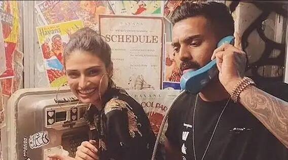 ਸੁਨੀਲ ਸ਼ੈਟੀ ਤੋਂ ਜਦੋਂ ਆਥਿਆ ਤੇ ਰਾਹੁਲ ਦੇ ਰਿਲੇਸ਼ਨਸ਼ਿਪ ਬਾਰੇ ਪੁੱਛਿਆ ਗਿਆ ਤਾਂ ਉਨ੍ਹਾਂ ਕਿਹਾ, 'ਮੈਂ ਉਨ੍ਹਾਂ ਨਾਲ ਰਿਲੇਸ਼ਨਸ਼ਿਪ 'ਚ ਨਹੀਂ ਹਾਂ। ਤਹਾਨੂੰ ਇਸ ਬਾਰੇ ਆਥਿਆ ਤੋਂ ਪੁੱਛਣਾ ਚਾਹੀਦਾ ਹੈ। ਤੁਸੀਂ ਆਓ ਤੇ ਮੈਨੂੰ ਦੱਸੋ ਕੀ ਇਹ ਸੱਚ ਹੈ, ਫਿਰ ਅਸੀਂ ਇਸ ਤੇ ਗੱਲ ਕਰਾਂਗੇ। ਤਹਾਨੂੰ ਖੁਦ ਇਸ ਬਾਰੇ ਪਤਾ ਨਹੀਂ ਤੇ ਮੈਨੂੰ ਕਿਵੇਂ ਪੁੱਛ ਸਕਦੇ ਹੋ।'