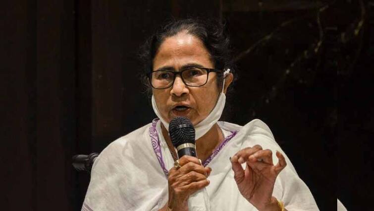 WB Election 2021 Mamata Banerjee cancels all her road shows and will conduct meeting virtually, shared in twitter Mamata Cancels Meeting : আগামী সব সভা বাতিল করলেন মুখ্যমন্ত্রী, প্রচার ভার্চুয়ালে জানালেন ট্যুইটে