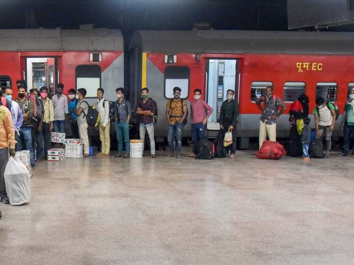 Sale of platform ticket to stop at all stations in Delhi division immediately to avoid a rush of people says Northern Railway CPRO दिल्ली में लॉकडाउन की घोषणा के बाद रेलवे स्टेशनों पर बढ़ी भीड़, अब रेलवे ने दिया ये बयान