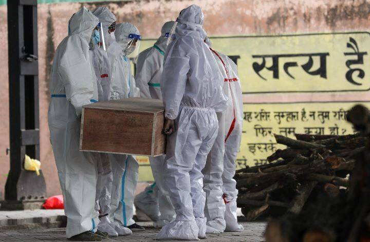 Health workers and family members carry the body of a patient who succumbed to Coronavirus in Jammy amid recent surge. The country reported 1,619 COVID-related deaths taking the death toll to 1,78,769. . (Image: PTI)