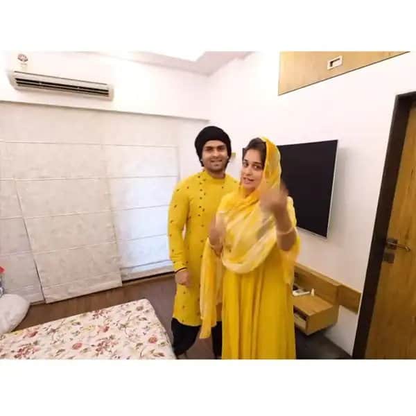 घर को एक से एक शानदार फर्नीचर और इंटीरियर डेकोरेशन से तैयार किया गया है.