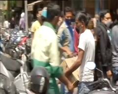 આ રાજ્યમા લોકડાઉનની જાહેરાત થતાં જ દારૂની દુકાનો બહાર લોકો તૂટી પડ્યા, મહિલાઓ પણ લાગી લાઈનમાં, Pics