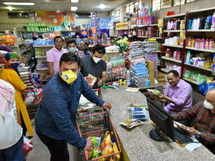 Corona Guidelines All groceries, vegetable shops, fruit vendors, dairies, bakeries will be open only between 7 to 11 AM Maharashtra Government MAHARASHTRA  Corona Guidelines:  अत्यावश्यक वस्तूंची दुकाने 7 ते 11 खुली राहणार, तर सकाळी 7 ते रात्री 8 यावेळेत होम डिलिव्हरी